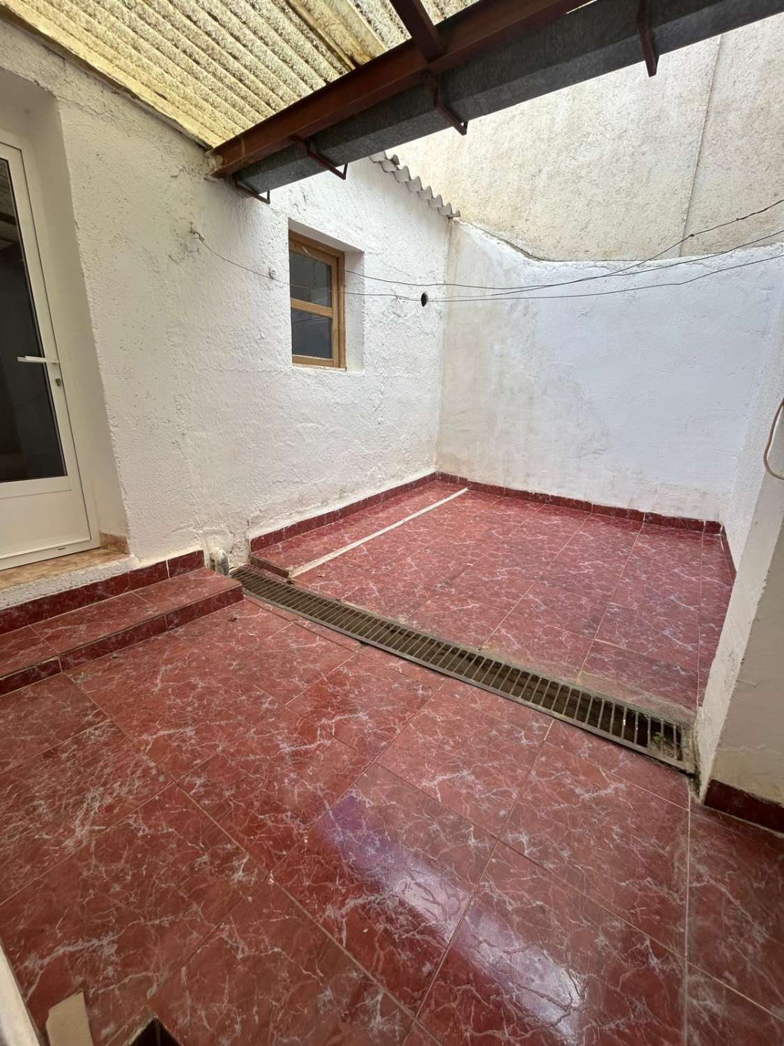 Casa reformada de 3 habitaciones y 2 baños en Blanco con potencial para crear un apartamento independiente con acceso propio.