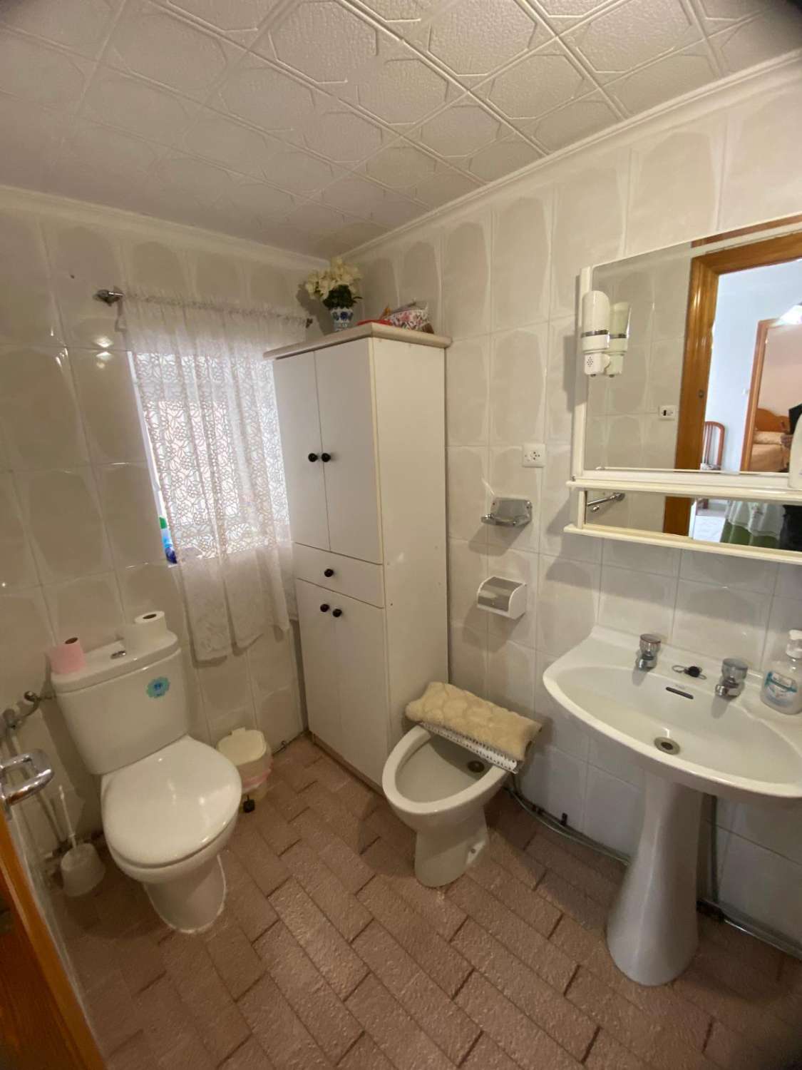 Casa reformada de 3 habitaciones y 2 baños en Blanco con potencial para crear un apartamento independiente con acceso propio.