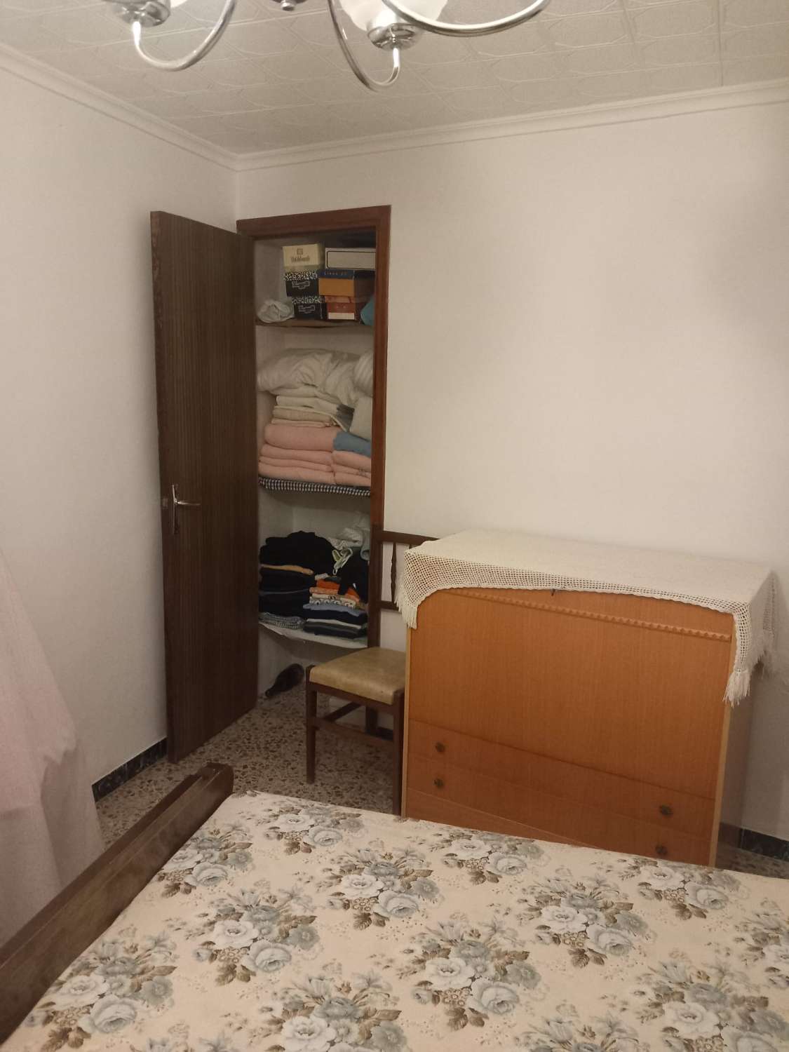 Casa reformada de 3 habitaciones y 2 baños en Blanco con potencial para crear un apartamento independiente con acceso propio.