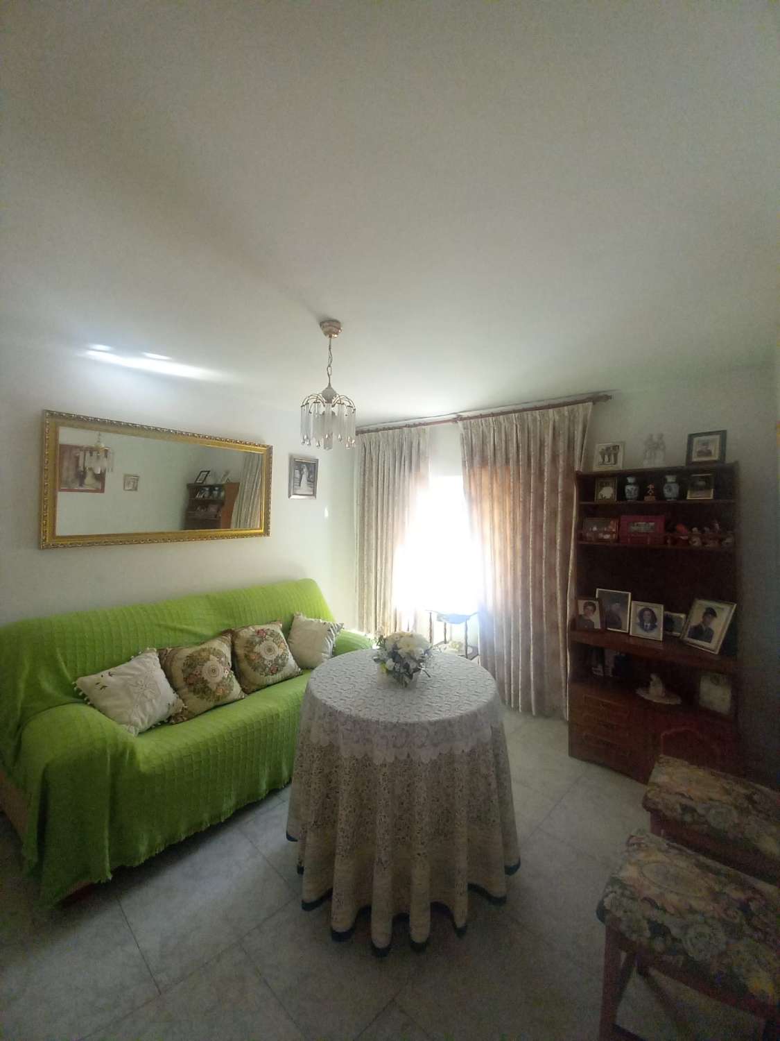 Casa reformada de 3 habitaciones y 2 baños en Blanco con potencial para crear un apartamento independiente con acceso propio.