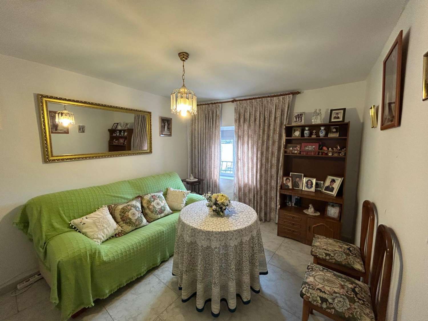 Casa reformada de 3 habitaciones y 2 baños en Blanco con potencial para crear un apartamento independiente con acceso propio.