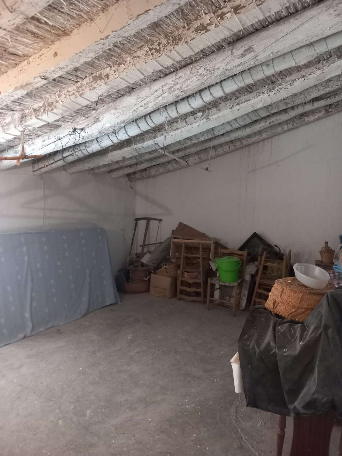 Casa reformada de 3 habitaciones y 2 baños en Blanco con potencial para crear un apartamento independiente con acceso propio.