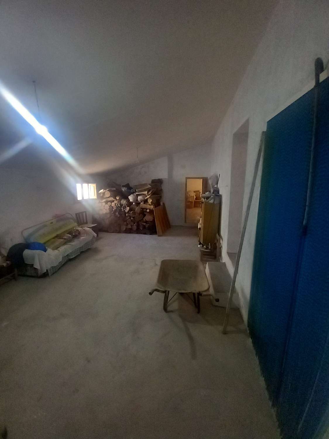 Casa reformada de 3 habitaciones y 2 baños en Blanco con potencial para crear un apartamento independiente con acceso propio.