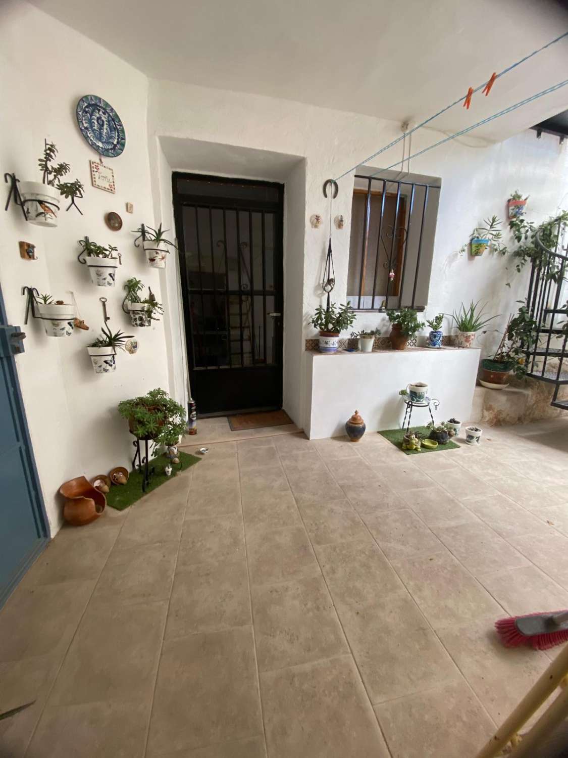 Casa reformada de 3 habitaciones y 2 baños en Blanco con potencial para crear un apartamento independiente con acceso propio.