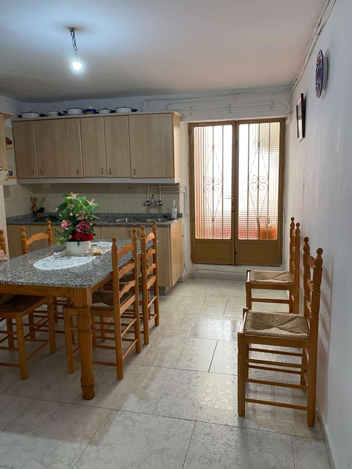 Casa reformada de 3 habitaciones y 2 baños en Blanco con potencial para crear un apartamento independiente con acceso propio.
