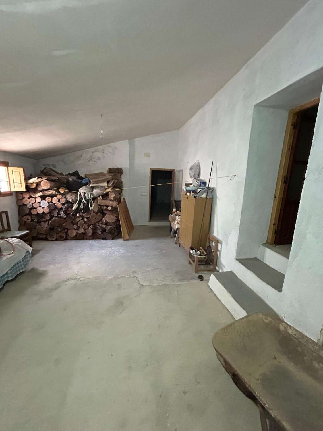 Casa reformada de 3 habitaciones y 2 baños en Blanco con potencial para crear un apartamento independiente con acceso propio.