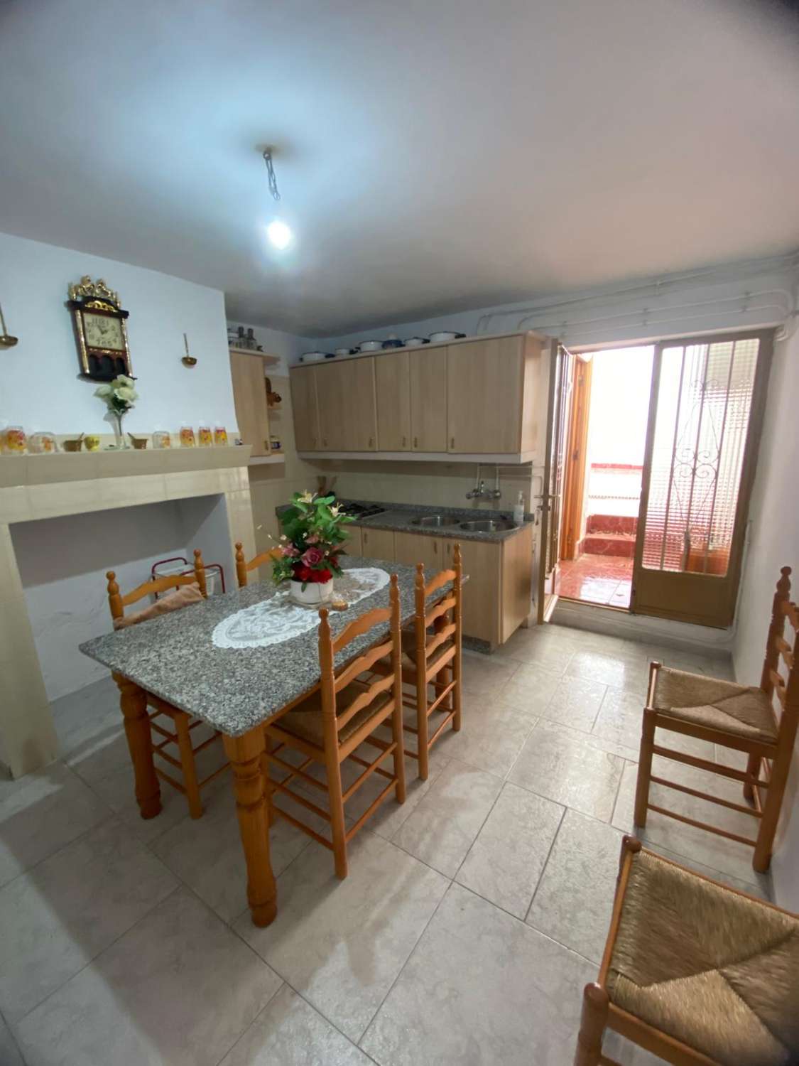 Casa reformada de 3 habitaciones y 2 baños en Blanco con potencial para crear un apartamento independiente con acceso propio.