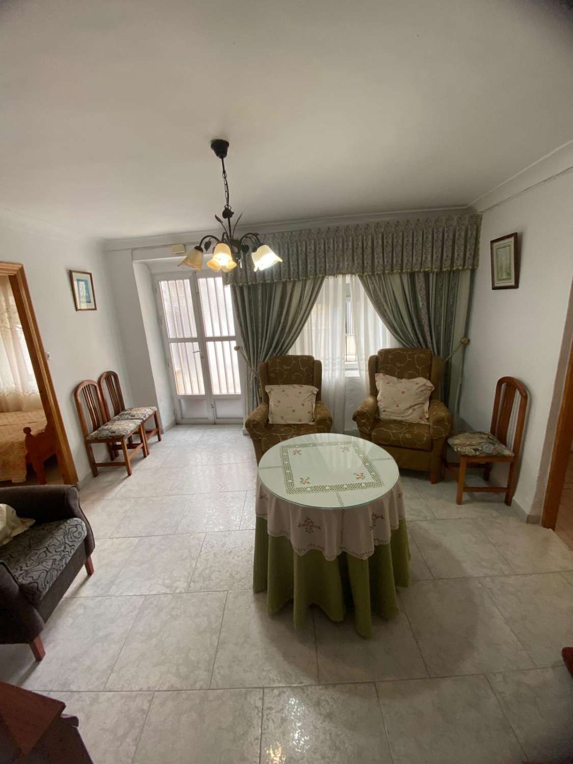 Casa reformada de 3 habitaciones y 2 baños en Blanco con potencial para crear un apartamento independiente con acceso propio.