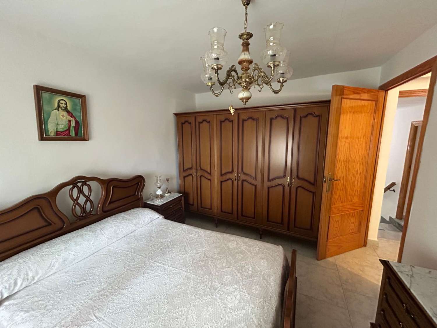 Casa reformada de 3 habitaciones y 2 baños en Blanco con potencial para crear un apartamento independiente con acceso propio.