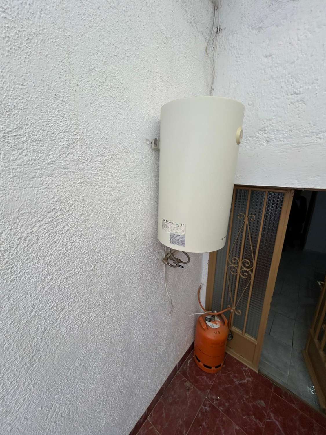 Casa reformada de 3 habitaciones y 2 baños en Blanco con potencial para crear un apartamento independiente con acceso propio.