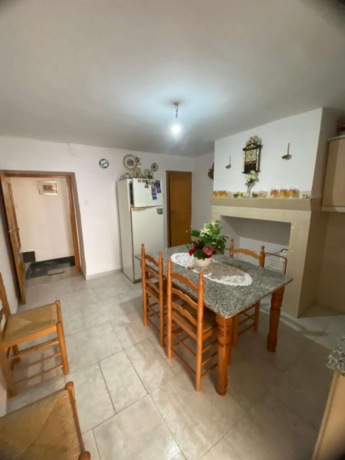 Casa reformada de 3 habitaciones y 2 baños en Blanco con potencial para crear un apartamento independiente con acceso propio.