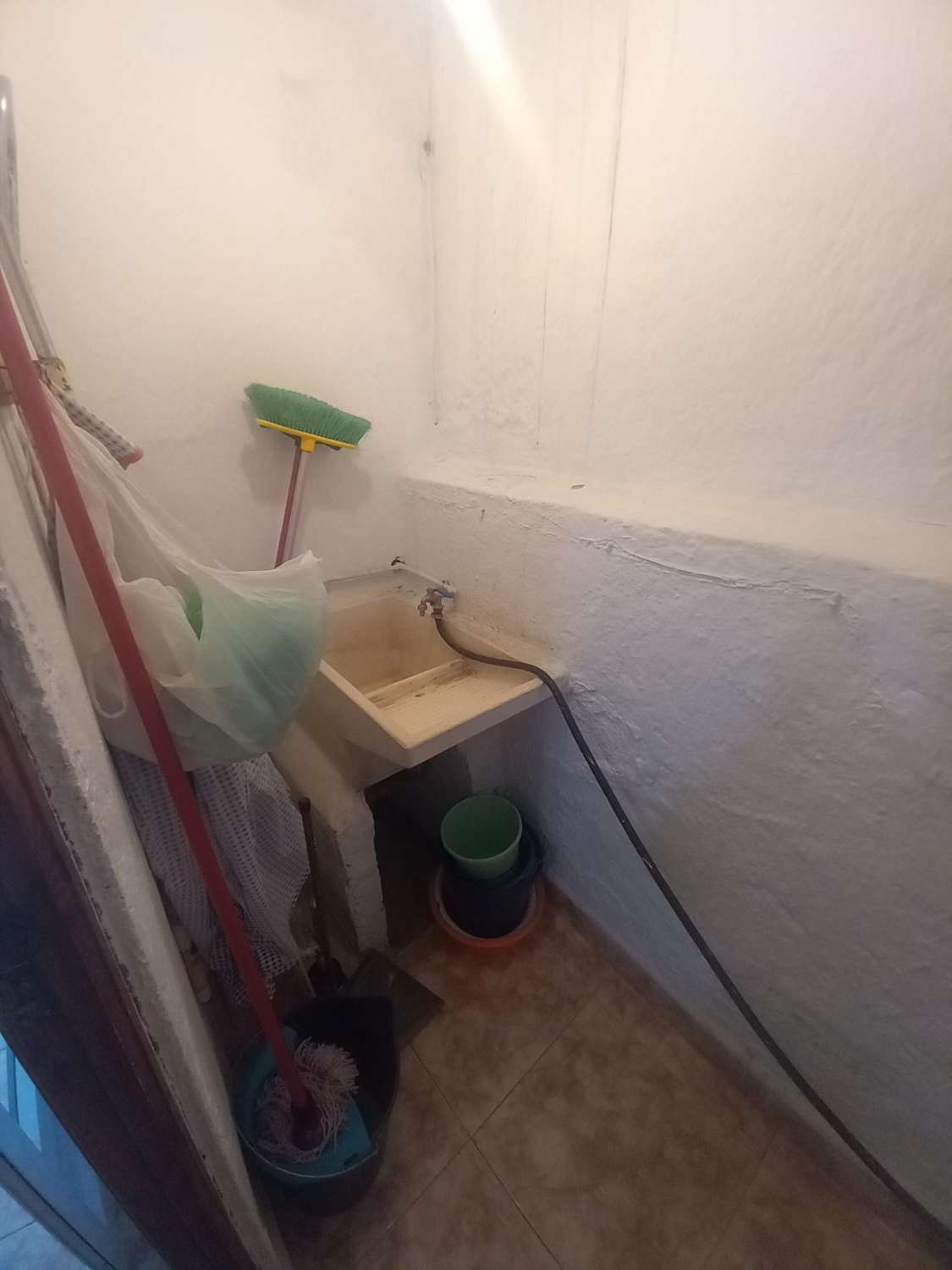 Casa reformada de 3 habitaciones y 2 baños en Blanco con potencial para crear un apartamento independiente con acceso propio.