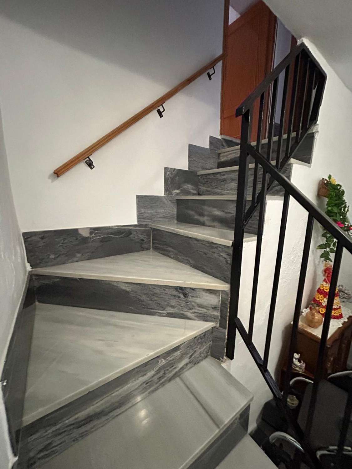 Casa reformada de 3 habitaciones y 2 baños en Blanco con potencial para crear un apartamento independiente con acceso propio.