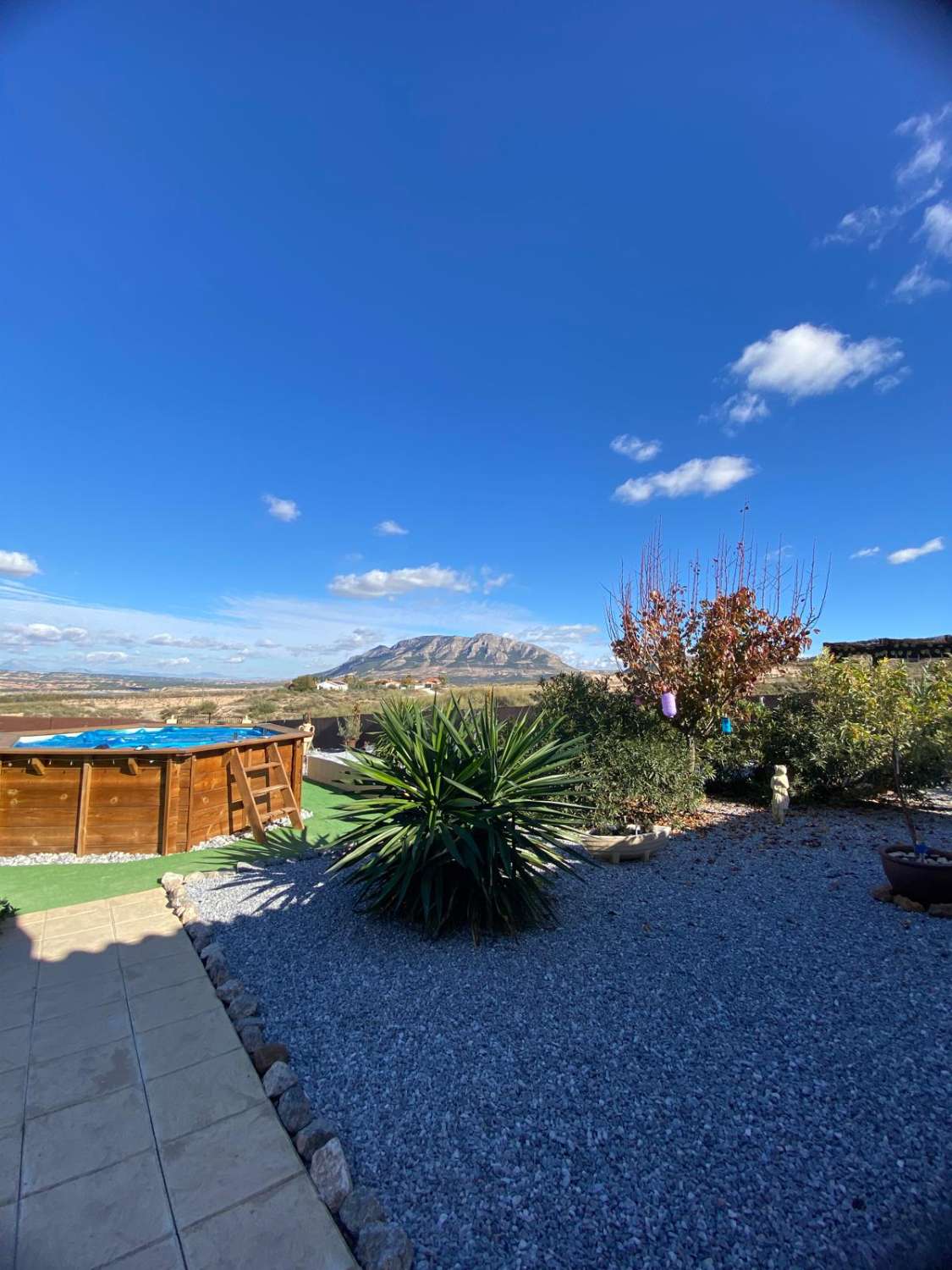 Villa de 3 dormitorios y 2 baños en una ubicación impresionante con vistas al lago.