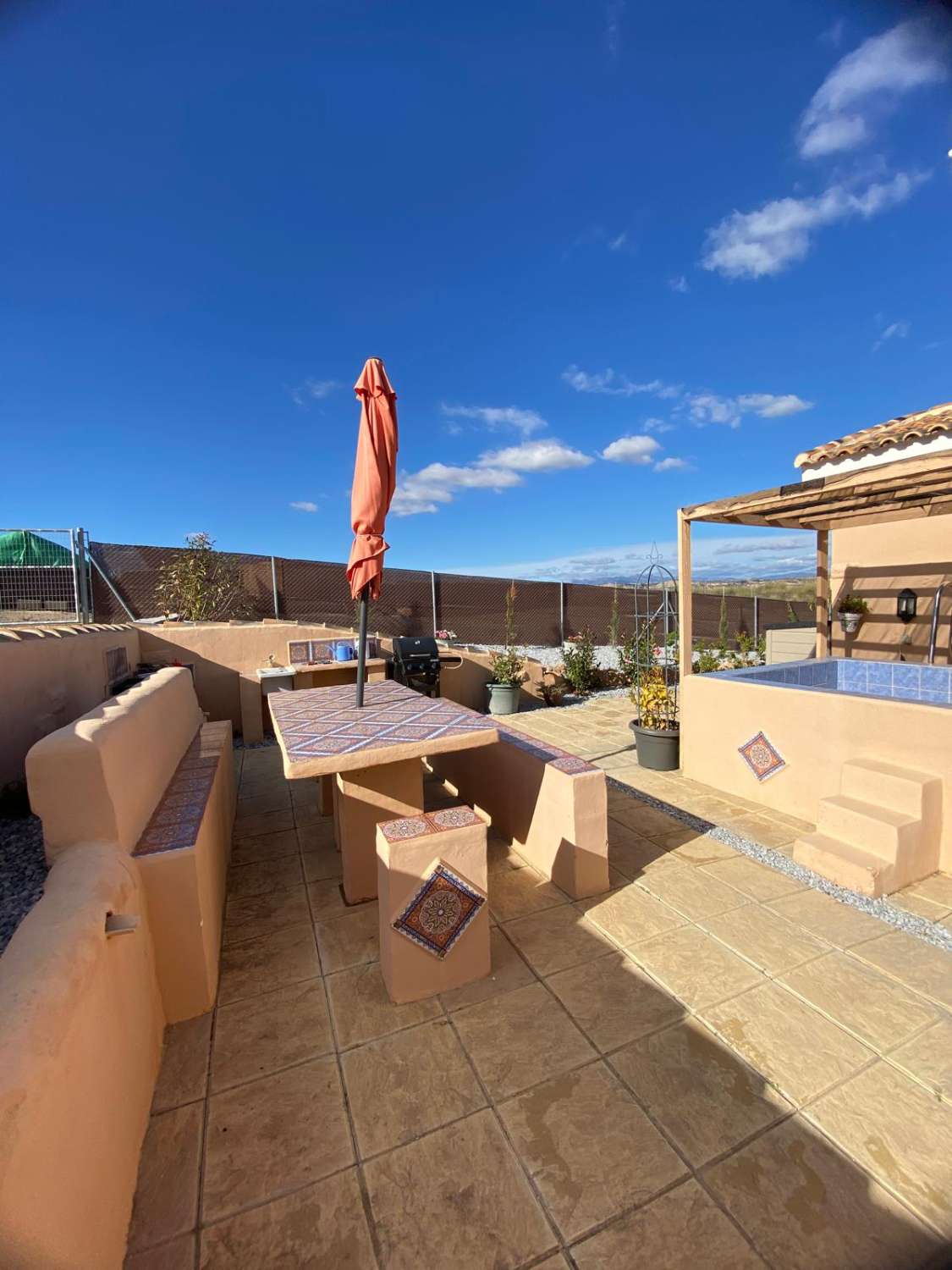 Villa de 3 dormitorios y 2 baños en una ubicación impresionante con vistas al lago.