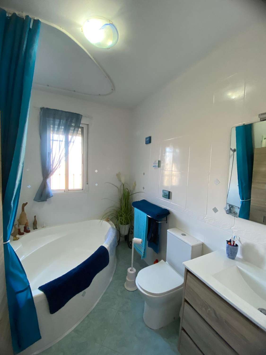 Villa de 3 dormitorios y 2 baños en una ubicación impresionante con vistas al lago.