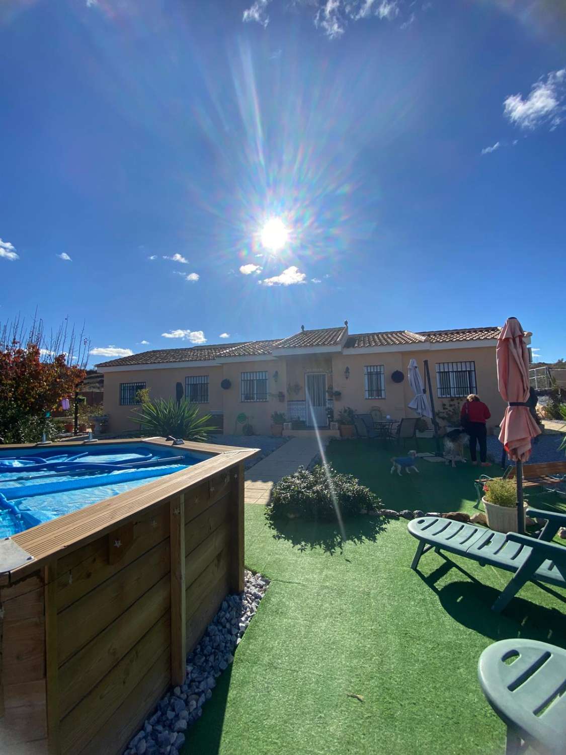 Villa de 3 dormitorios y 2 baños en una ubicación impresionante con vistas al lago.