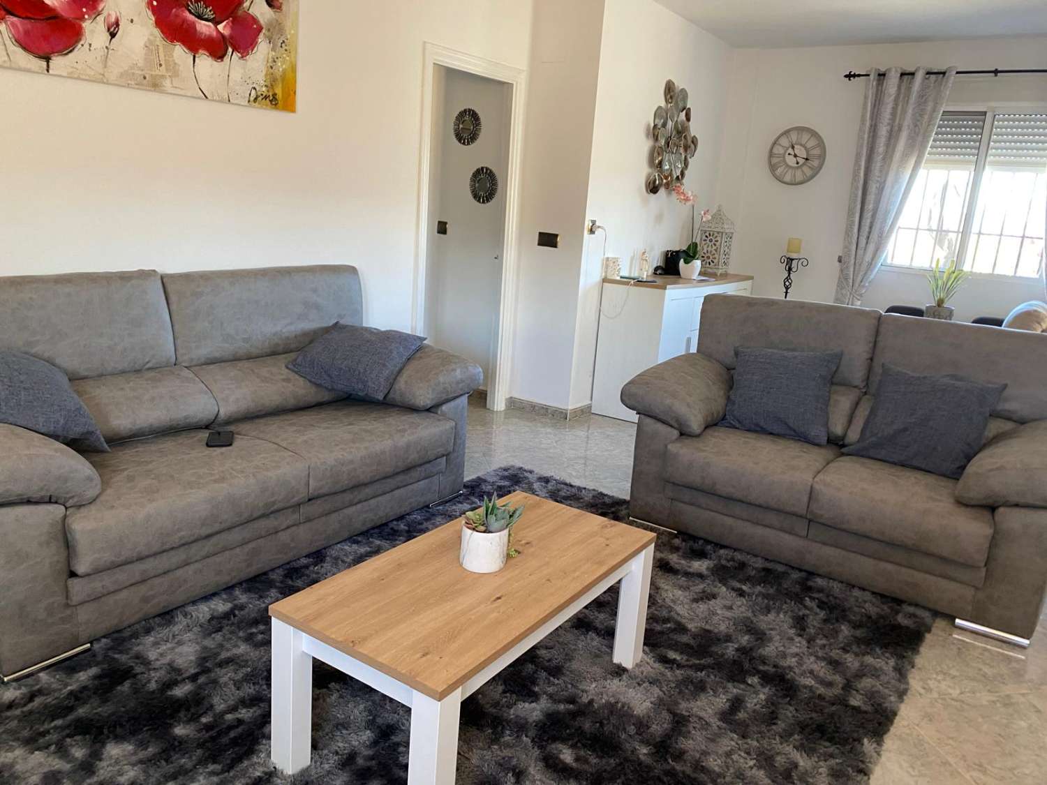 Villa de 3 dormitorios y 2 baños en una ubicación impresionante con vistas al lago.