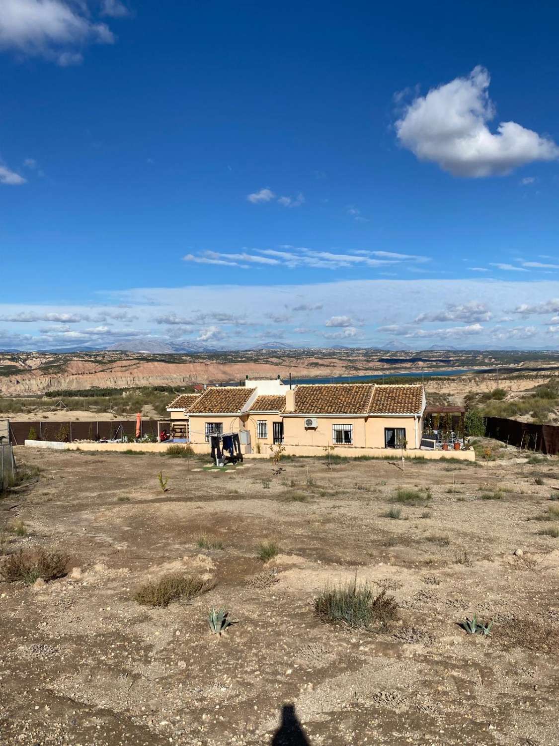 Villa de 3 dormitorios y 2 baños en una ubicación impresionante con vistas al lago.