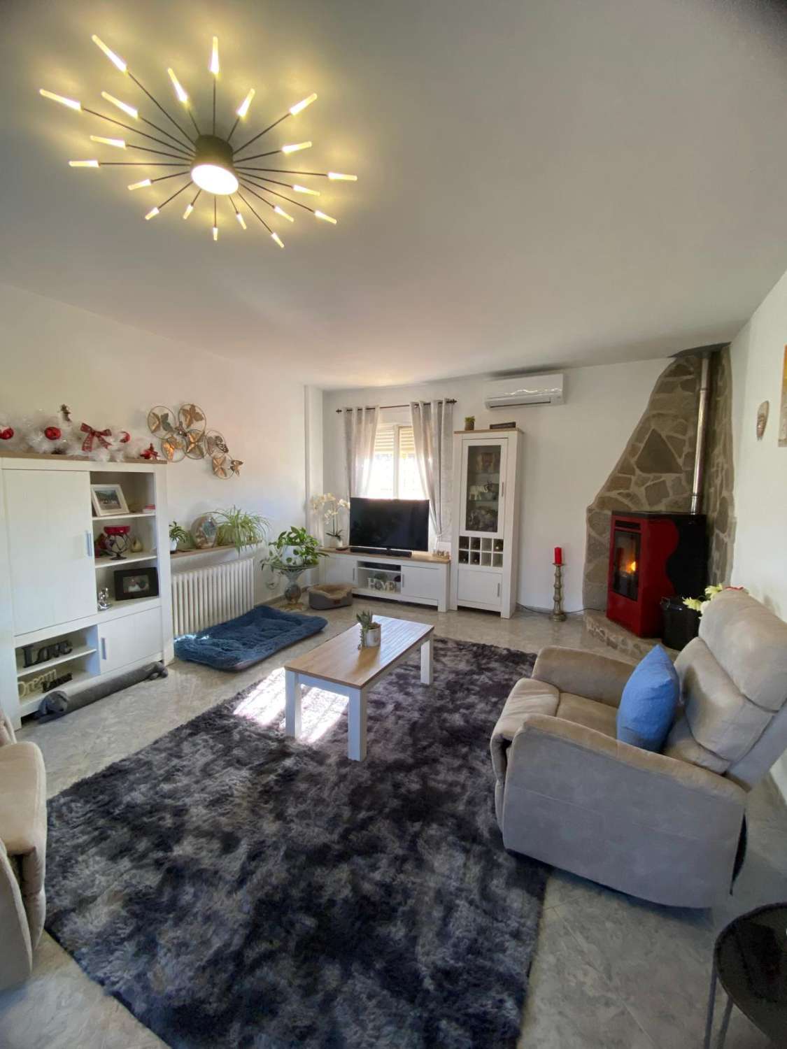 Villa de 3 dormitorios y 2 baños en una ubicación impresionante con vistas al lago.