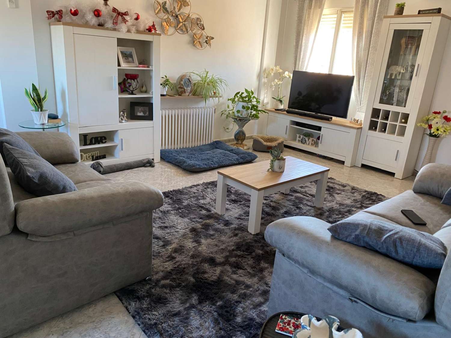 Villa de 3 dormitorios y 2 baños en una ubicación impresionante con vistas al lago.