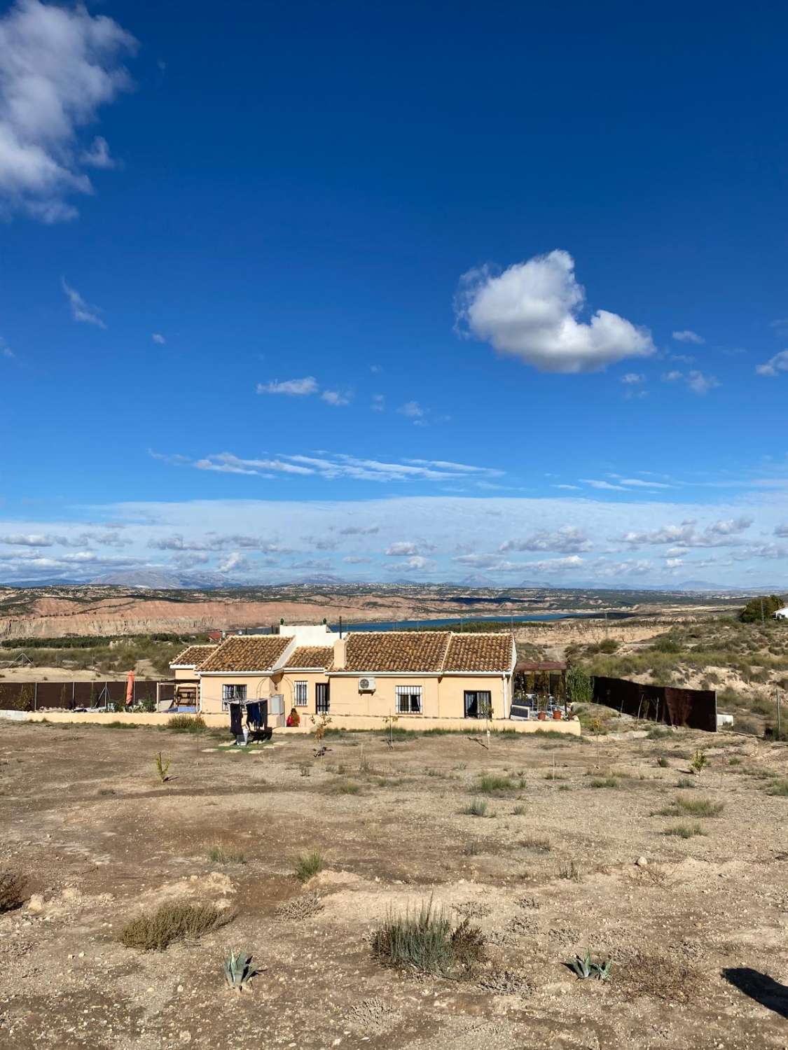 Villa de 3 dormitorios y 2 baños en una ubicación impresionante con vistas al lago.