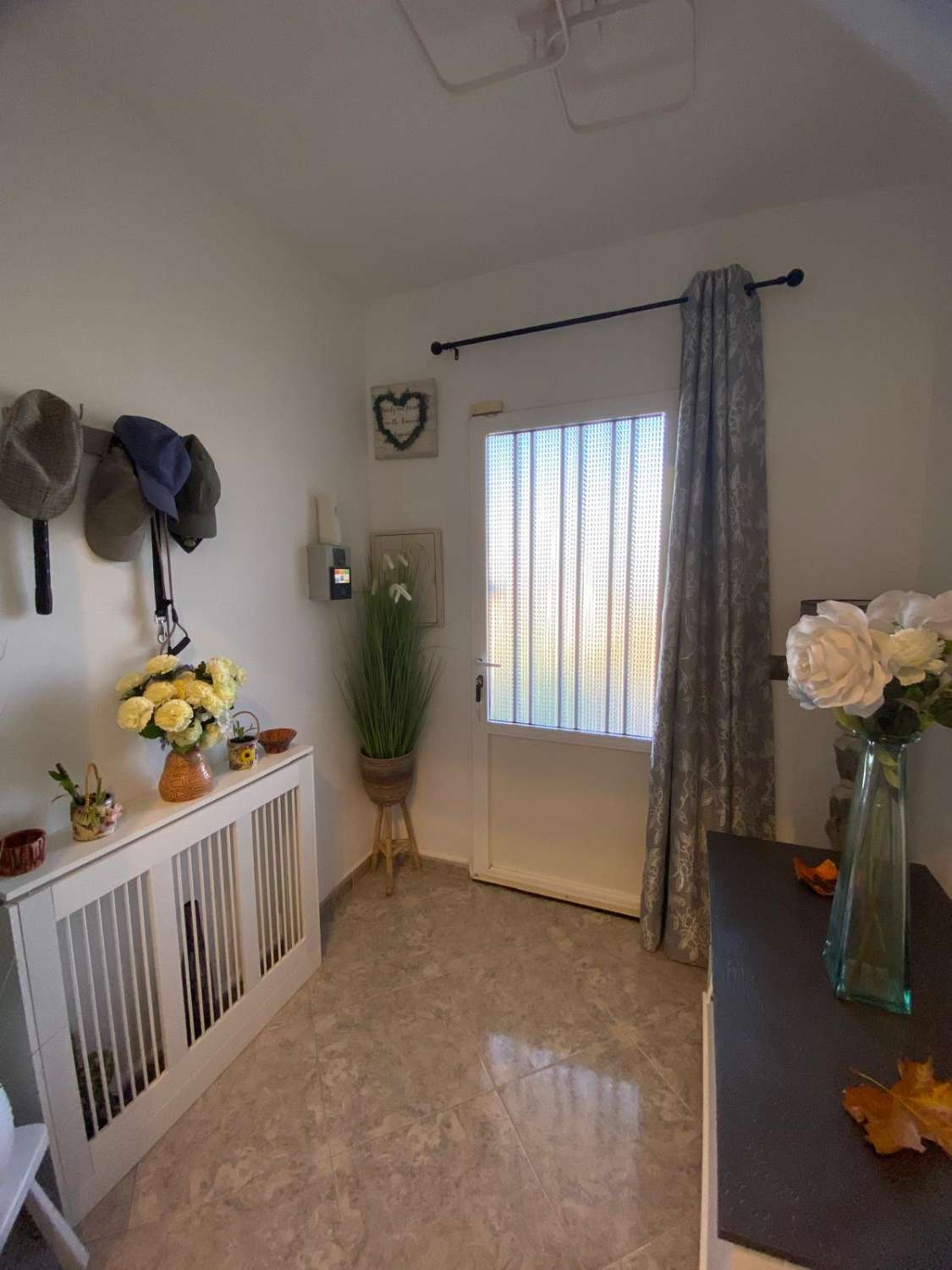 Villa de 3 dormitorios y 2 baños en una ubicación impresionante con vistas al lago.