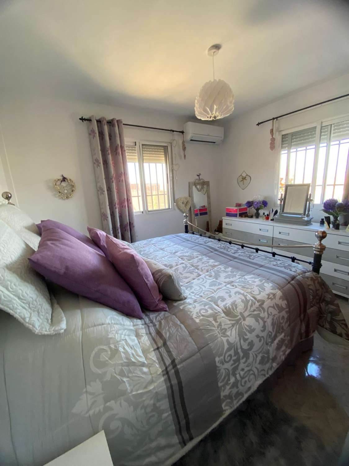 Villa de 3 dormitorios y 2 baños en una ubicación impresionante con vistas al lago.