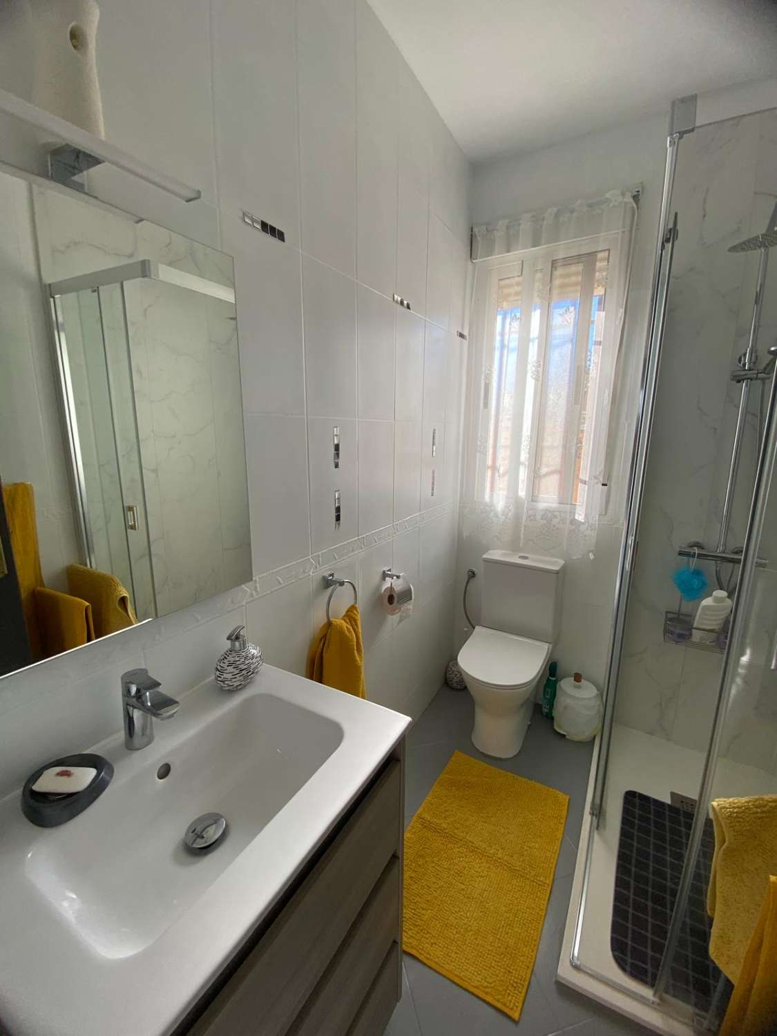 Villa de 3 dormitorios y 2 baños en una ubicación impresionante con vistas al lago.