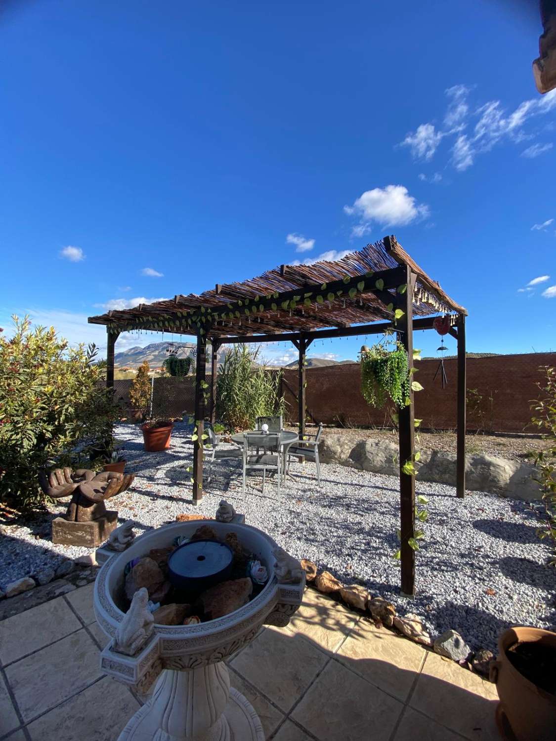 Villa de 3 dormitorios y 2 baños en una ubicación impresionante con vistas al lago.