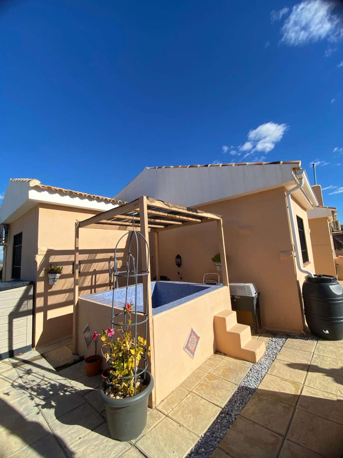 Villa de 3 dormitorios y 2 baños en una ubicación impresionante con vistas al lago.