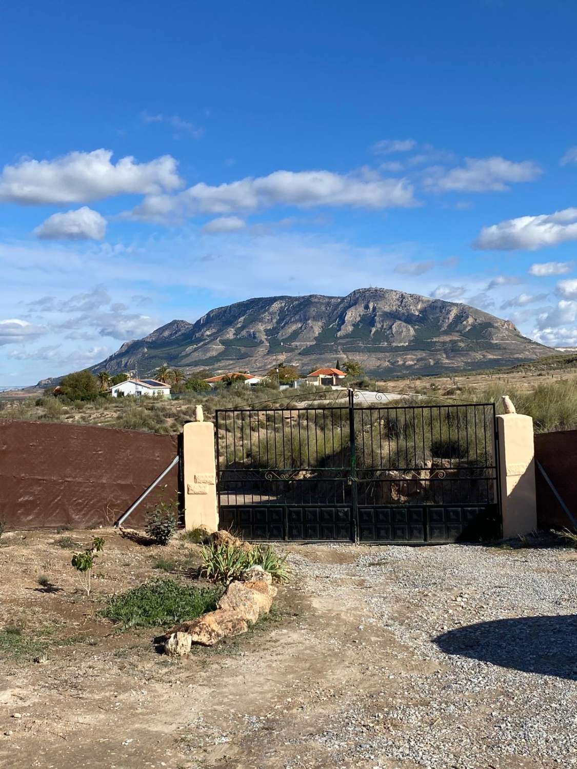 Villa de 3 dormitorios y 2 baños en una ubicación impresionante con vistas al lago.