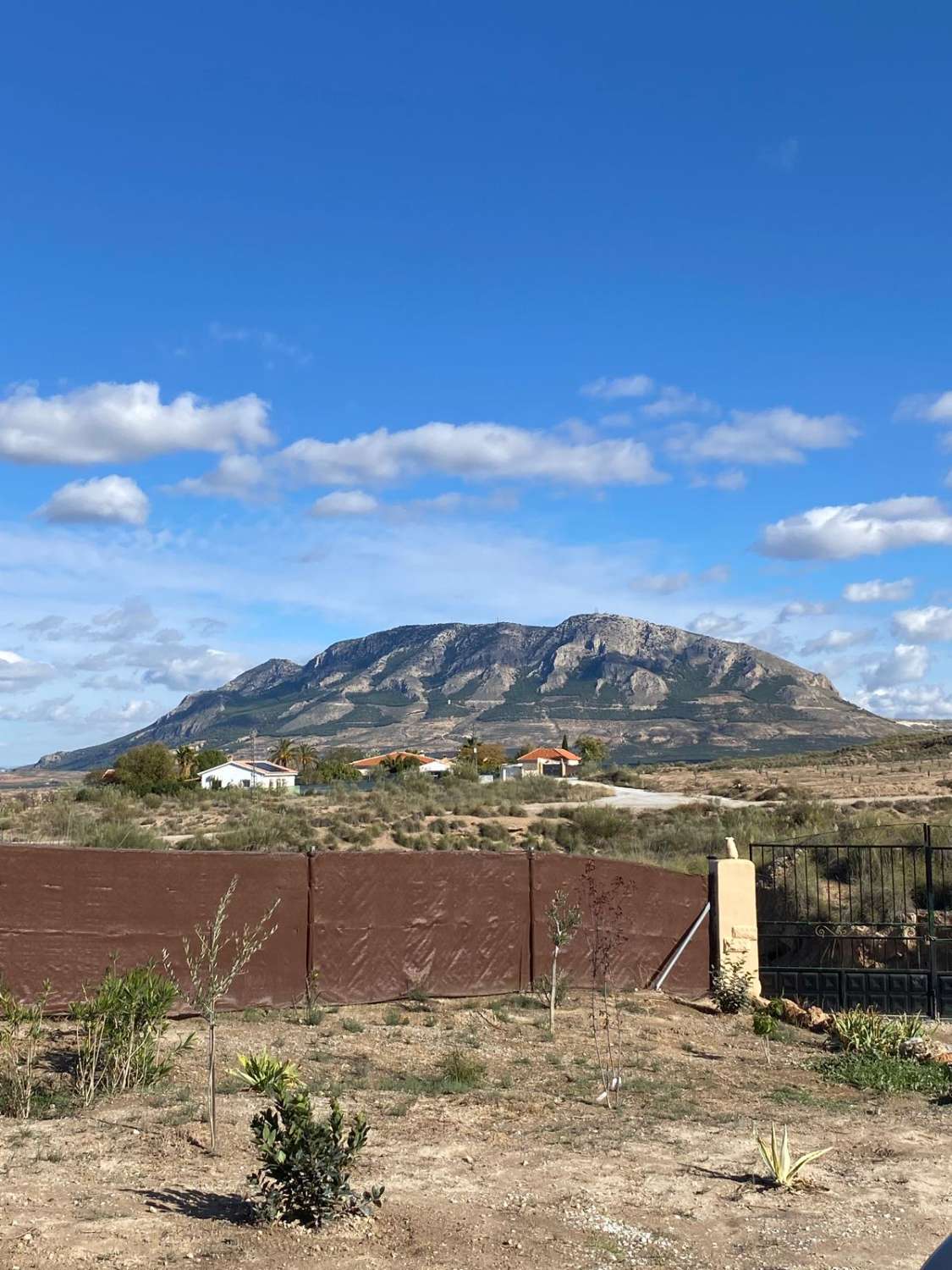 Villa de 3 dormitorios y 2 baños en una ubicación impresionante con vistas al lago.