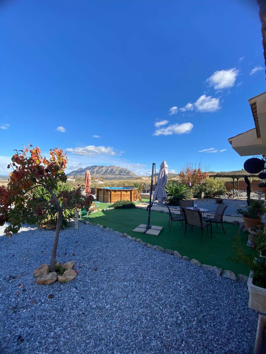 Villa de 3 dormitorios y 2 baños en una ubicación impresionante con vistas al lago.