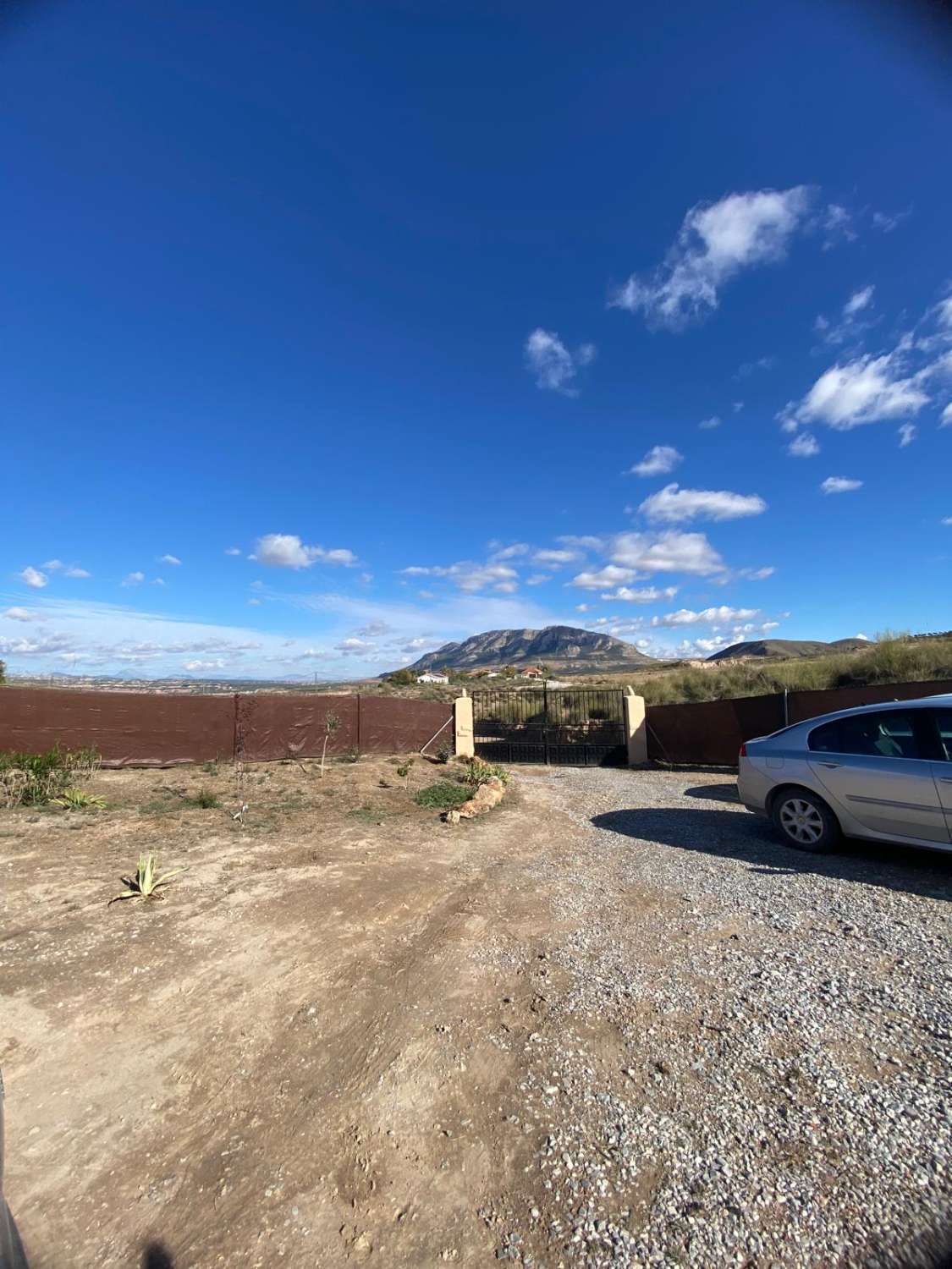 Villa de 3 dormitorios y 2 baños en una ubicación impresionante con vistas al lago.