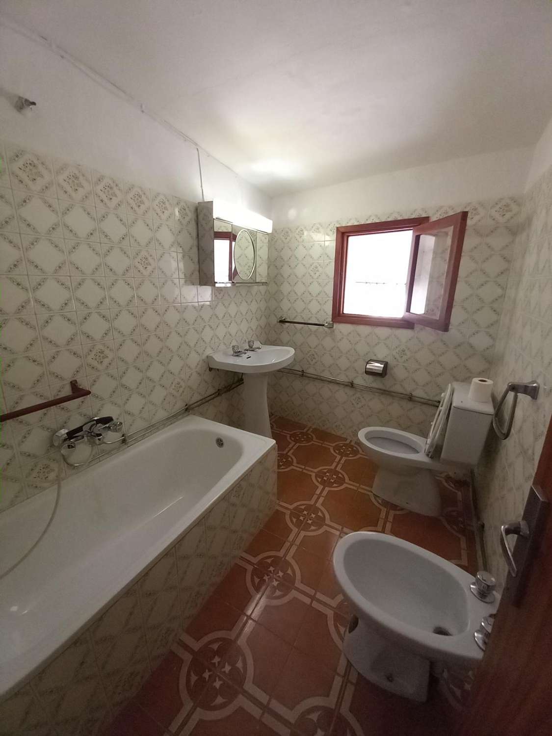 Casa en el corazón de Vélez Blanco con pequeño patio y terraza, 3 dormitorios, 2 baños.