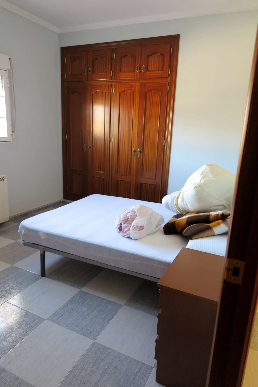 Grand restaurant entièrement équipé avec appartement de 3 chambres dans la magnifique ville de Maria