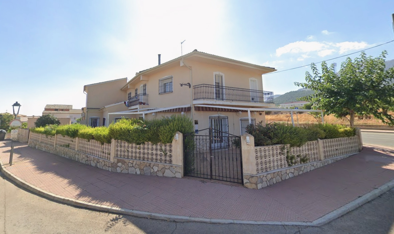 Grand restaurant entièrement équipé avec appartement de 3 chambres dans la magnifique ville de Maria