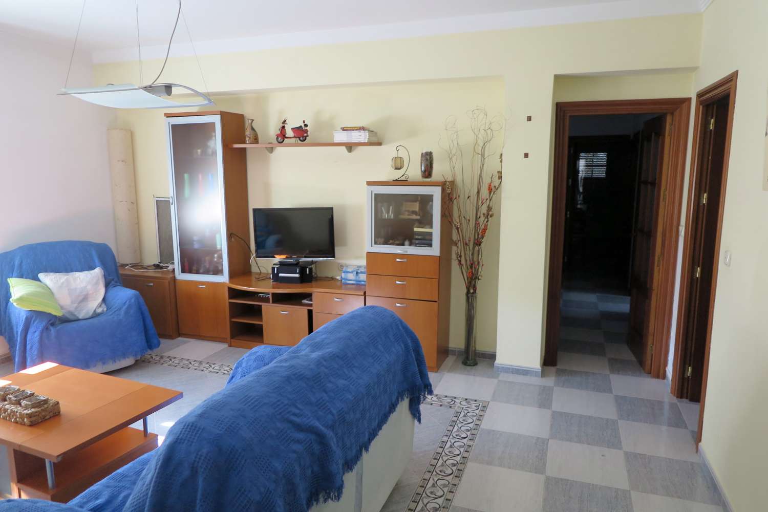 Grand restaurant entièrement équipé avec appartement de 3 chambres dans la magnifique ville de Maria