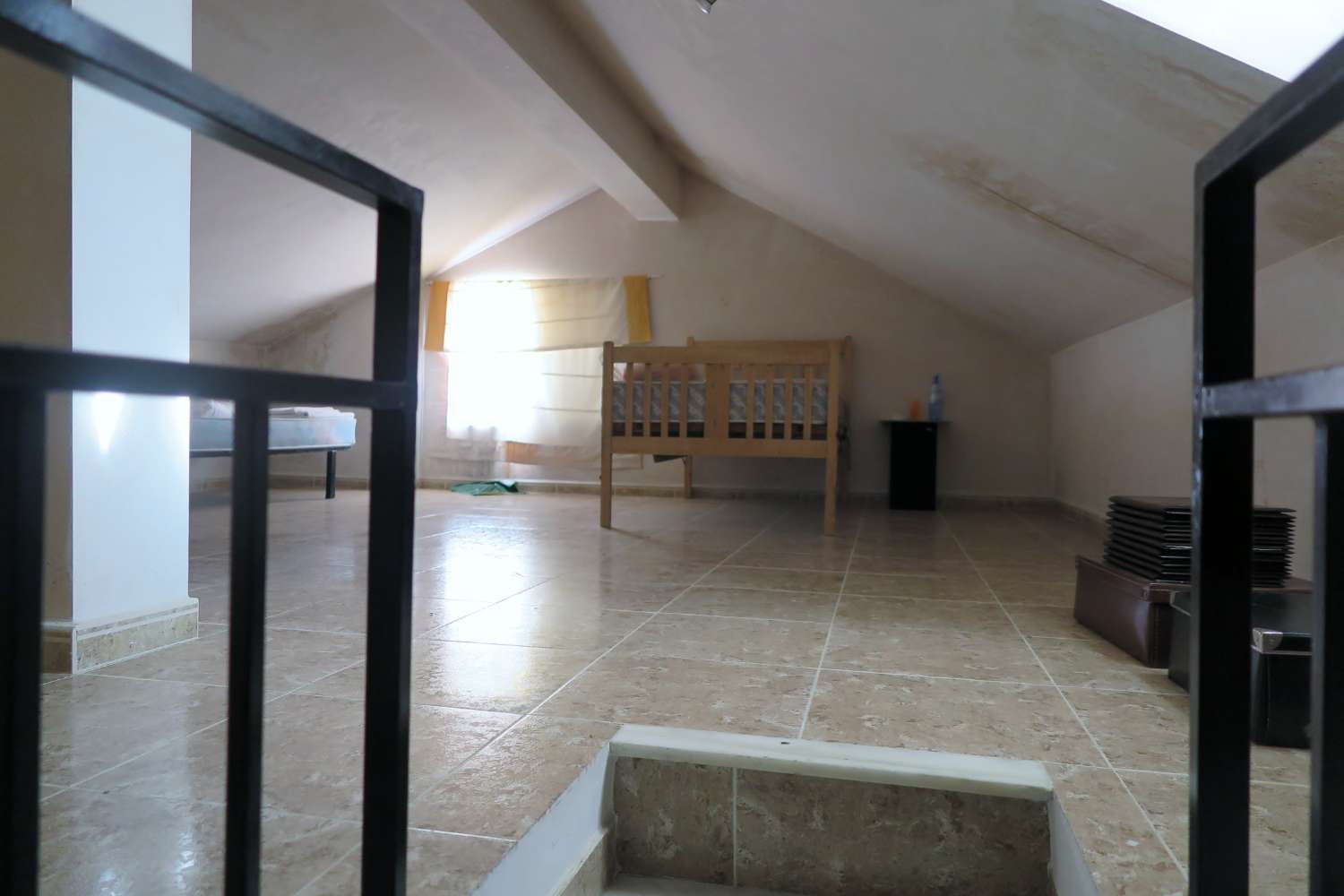 Grand restaurant entièrement équipé avec appartement de 3 chambres dans la magnifique ville de Maria