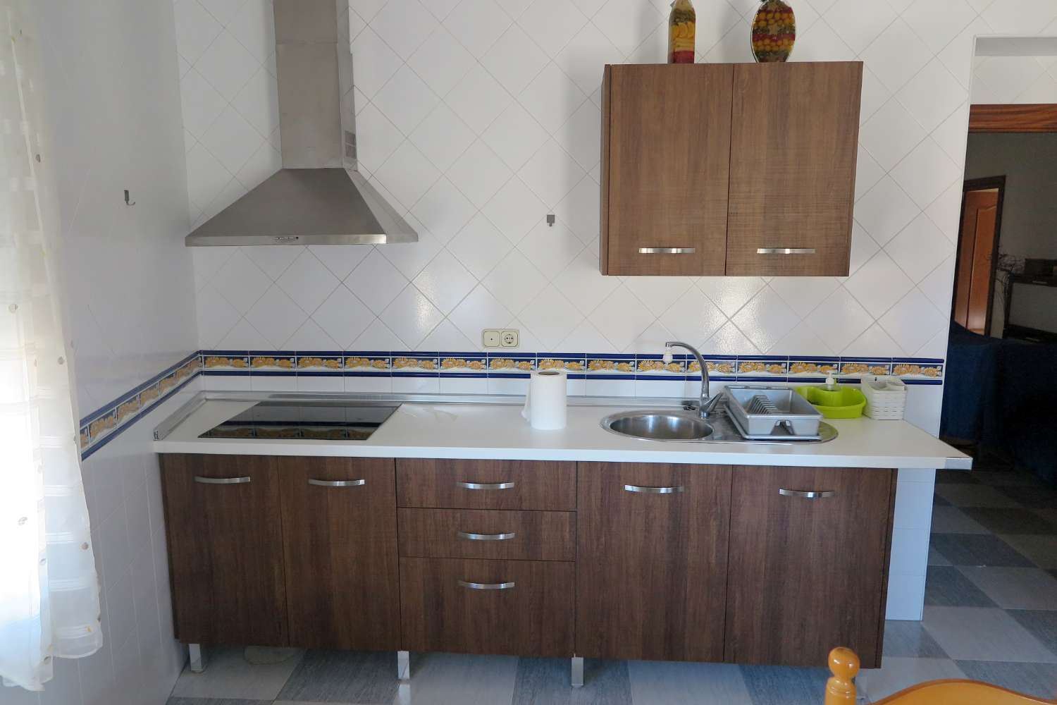 Grand restaurant entièrement équipé avec appartement de 3 chambres dans la magnifique ville de Maria