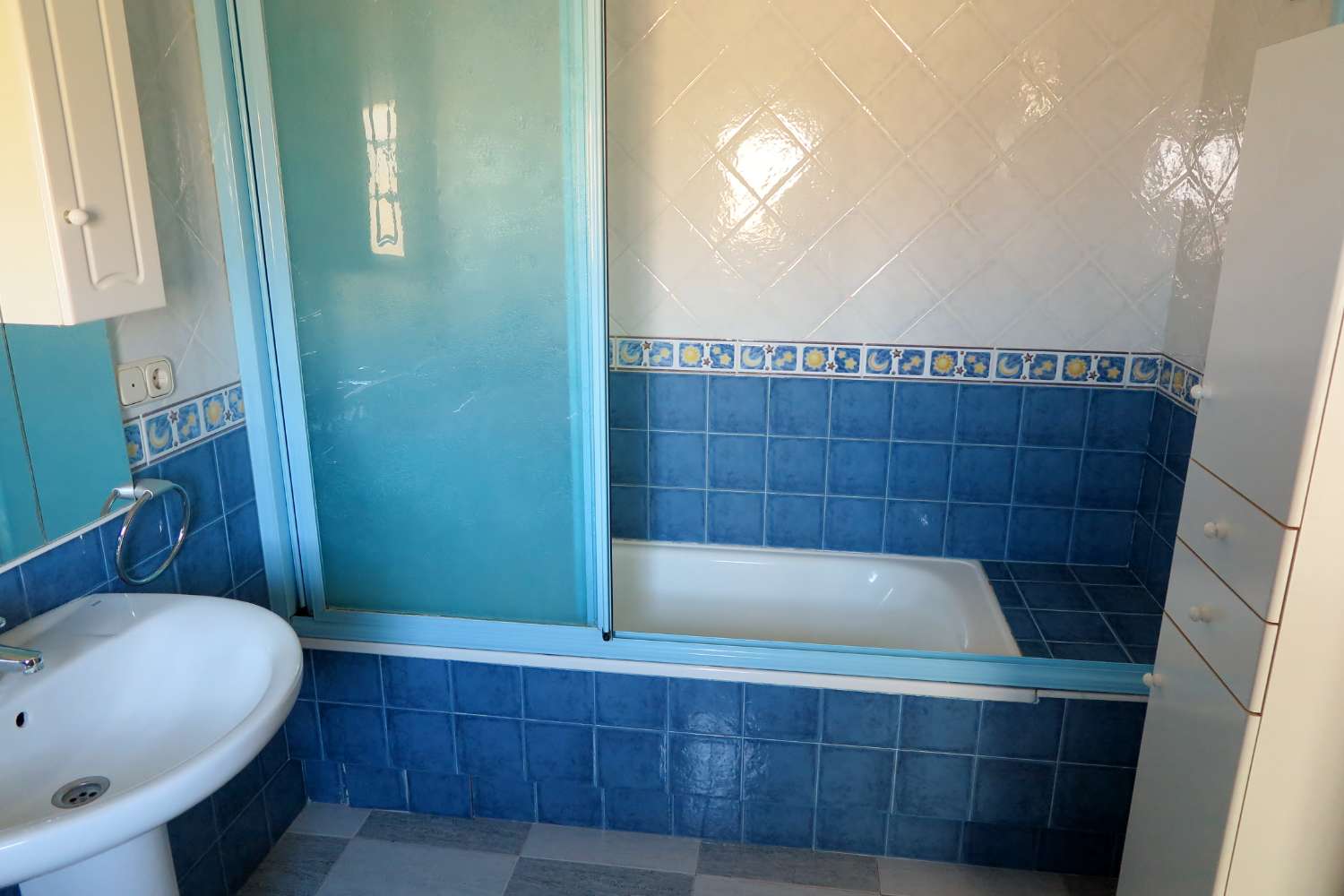 Grand restaurant entièrement équipé avec appartement de 3 chambres dans la magnifique ville de Maria