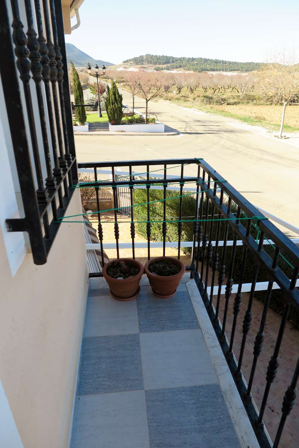 Grand restaurant entièrement équipé avec appartement de 3 chambres dans la magnifique ville de Maria