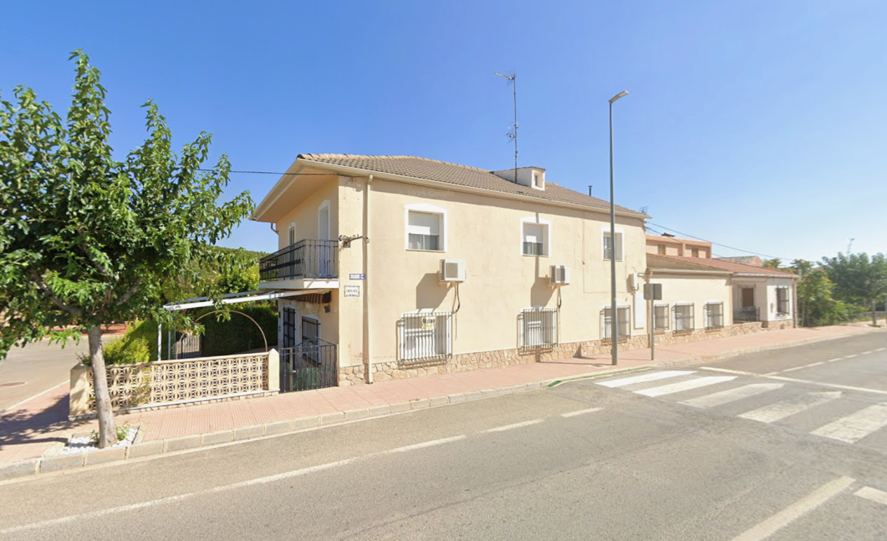 Grand restaurant entièrement équipé avec appartement de 3 chambres dans la magnifique ville de Maria