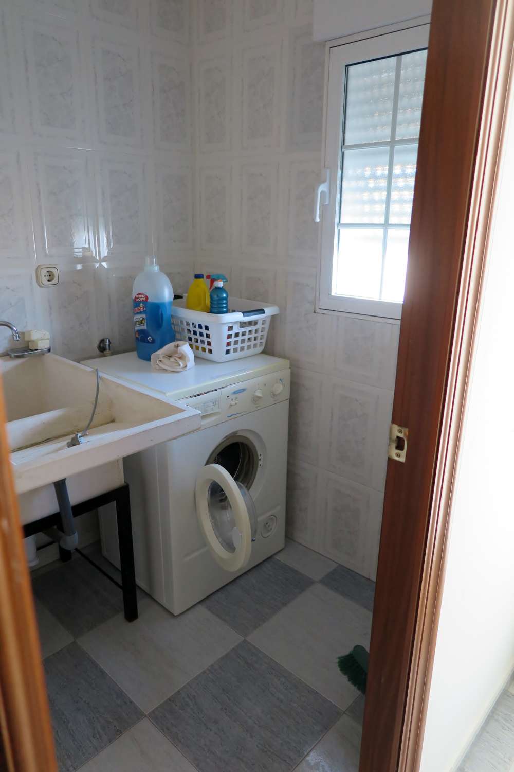 Grand restaurant entièrement équipé avec appartement de 3 chambres dans la magnifique ville de Maria