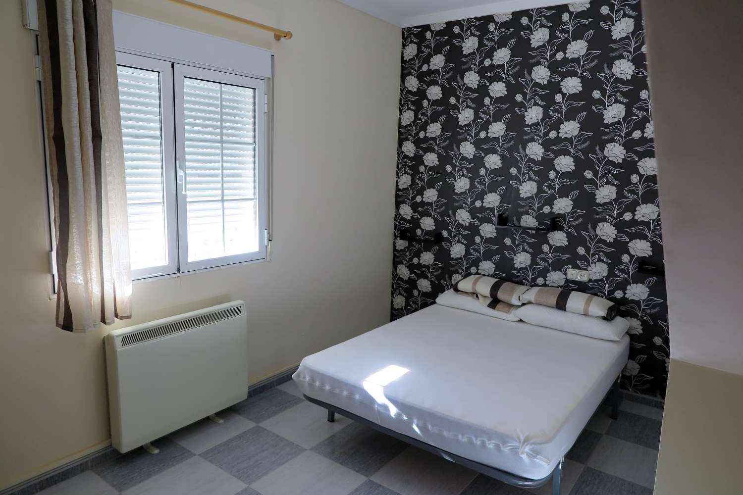 Grand restaurant entièrement équipé avec appartement de 3 chambres dans la magnifique ville de Maria