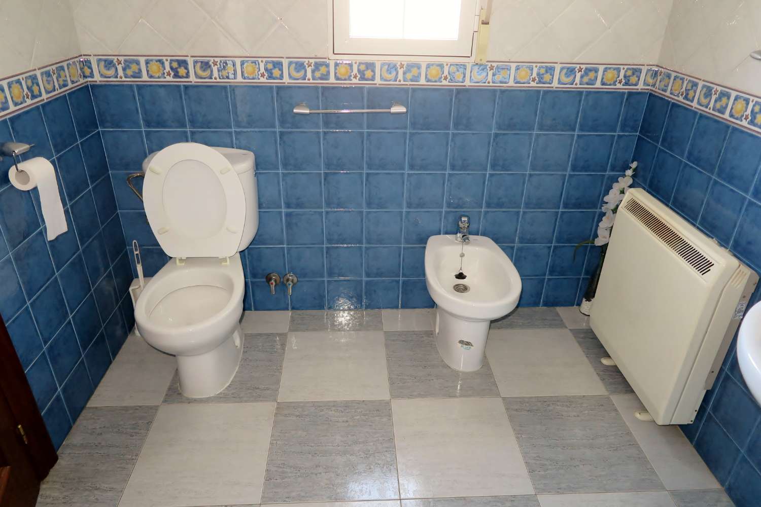 Grand restaurant entièrement équipé avec appartement de 3 chambres dans la magnifique ville de Maria