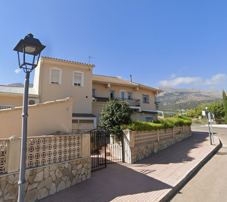 Grand restaurant entièrement équipé avec appartement de 3 chambres dans la magnifique ville de Maria