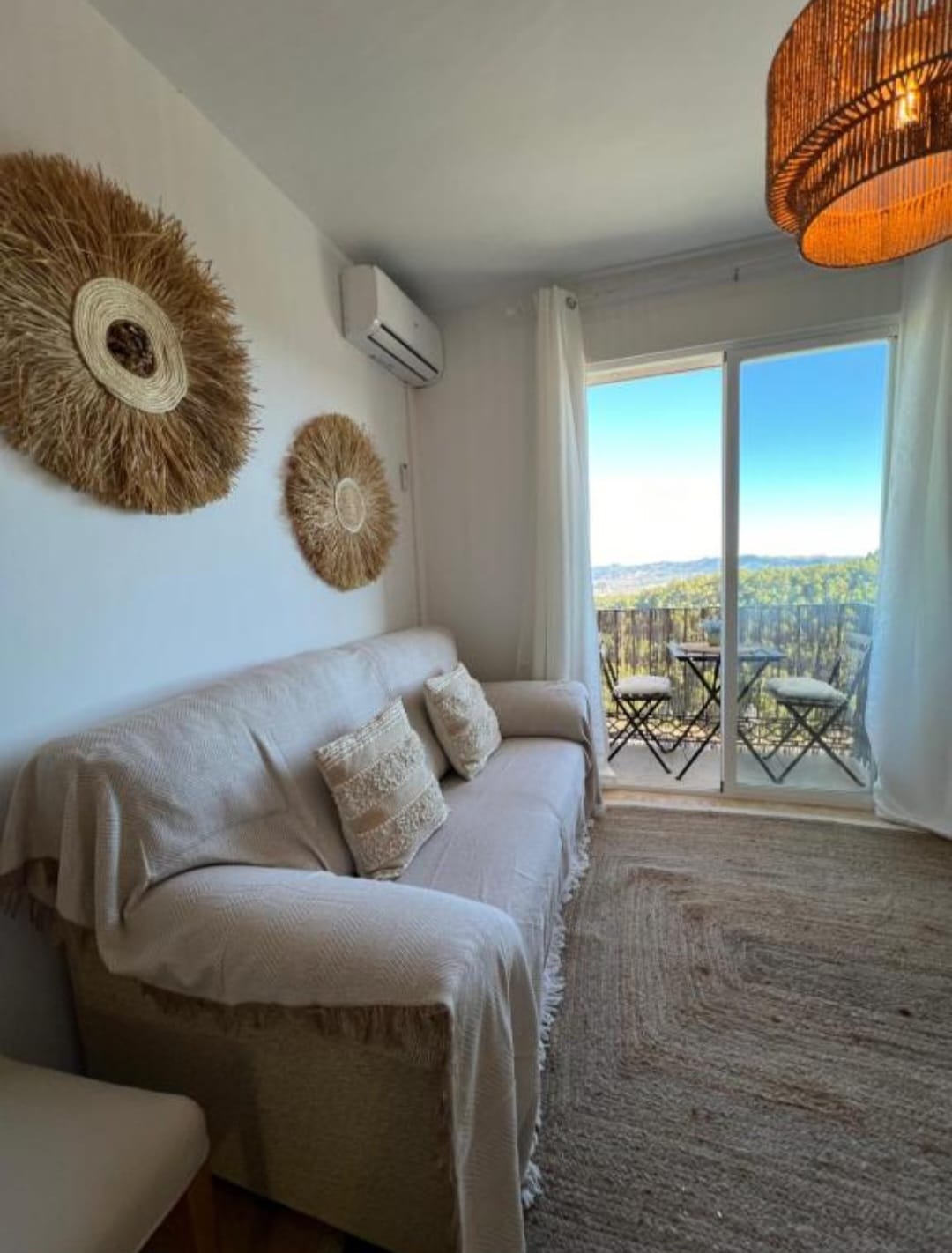 Stunning  3 Bed, 2 bath 2nd Floor flat