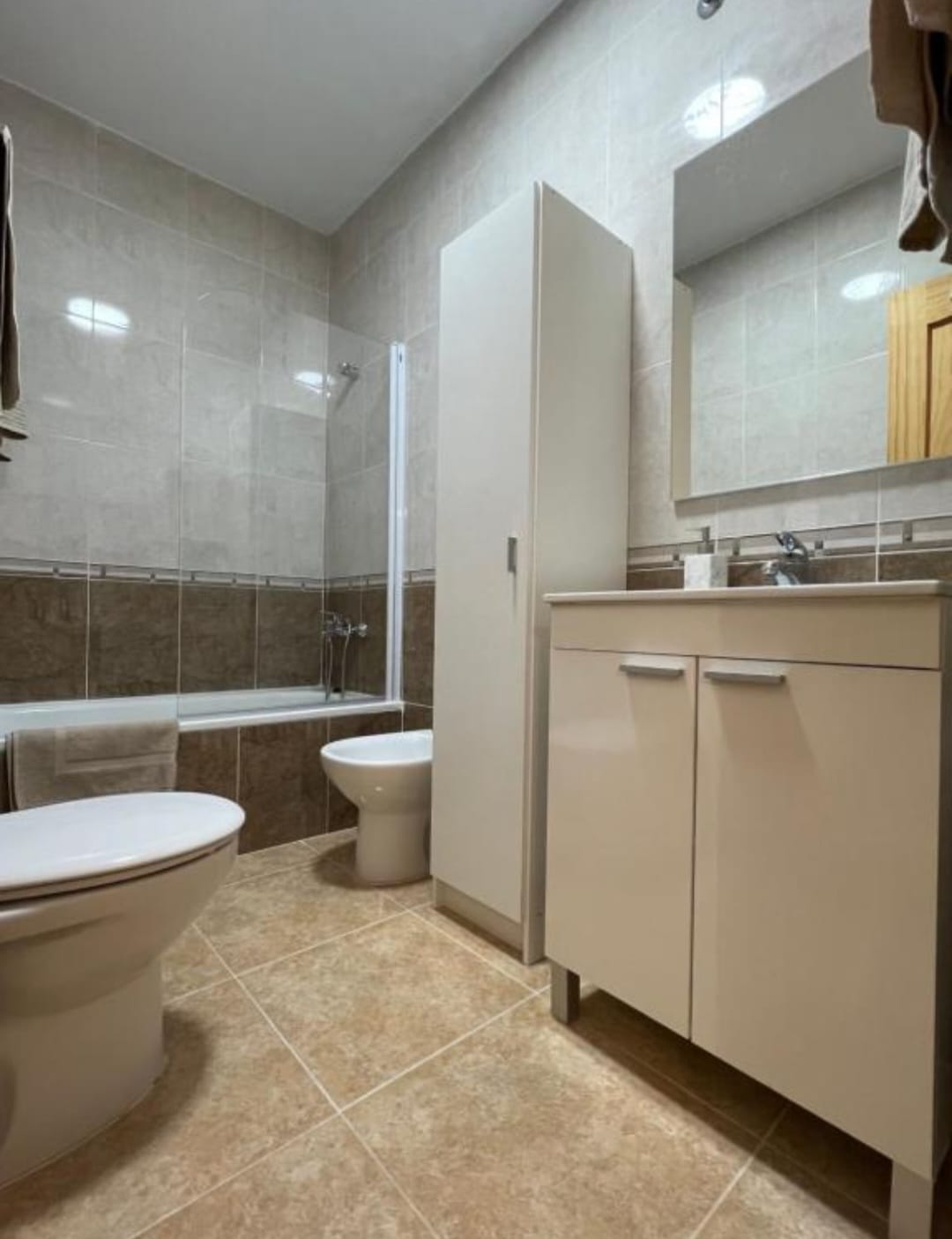 Stunning  3 Bed, 2 bath 2nd Floor flat